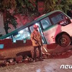 마을버스 아파트로 <b>돌진</b>