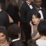 아이유 <b>어깨빵</b> 당함