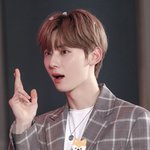<b>황민현</b>