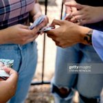 [방탄소년단] 아미들 백.악관 앞에서 포카교환하는데