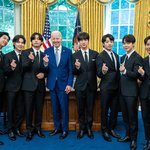 방탄 <b>조바이든</b>한테 손가락하트