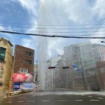 도로서 30m 물기둥 주변 <b>물바다</b>