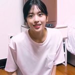 [모두드루와] <b>흰색</b> 티셔츠는 안유진과 잘 어울리는 것 같았다
