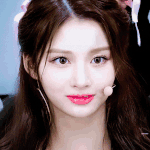 설윤 예쁘다고 <b>칭찬</b>하면 욕 먹음