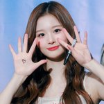 설윤 웃는거 <b>존</b><b>옌</b>데 왜 까이는거지