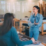 제니 제스처 멋있다 <b>CEO</b> 느낌