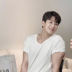 코디 고민?흰 티만 입어도 넘사벽인 <b>남배우</b>