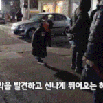 <b>아역</b>배우와 놀아주는 손석구