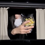 블핑 <b>지수</b>가 사탕줌 ㅠㅠㅠ