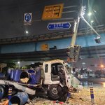 ‘음쓰’ 난리난 도로…음식물쓰레기 <b>수거차량</b> 사고