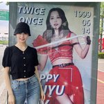 <b>쯔위</b> 머리색 가리려고 노력했지만 들켜버림