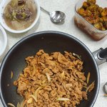 누나랑 식사중. <b>무국</b>에 제육볶음!