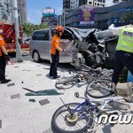 <b>승합차</b> 지하철역 충돌.여성 1명 크게 다쳐