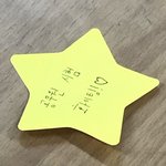 우리학교에서 공무원시험 본다고 하길래 책상 <b>위에</b> 쪽지 붙이고 왔어!