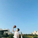 [모두드루와] 농구공을 <b>한</b><b>손</b>으로 잡은 아이돌