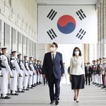 김건희 <b>여사</b> '조용한 내조' 끝났다…프랑스 '영부인 모델' 관심