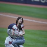 [모두드루와] 오늘자 아이브 장원영 <b>시구</b> 고화질 짤 ㄷㄷㄷ