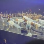 [더보이즈] 무대에서 냅다 <b>푸쉬</b>업하네