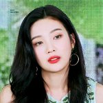 화려한 <b>레드립</b>도 찰떡소화하는 여돌