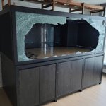 가정집 대형 <b>어항</b>이 ‘펑’… 집주인·제조사 서로 “네 탓”