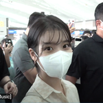 [이것좀봐줘] 아이유 <b>출국</b>길 라이브 시