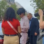 <b>뷔</b>가 파리에서 <b>팬</b>한테 싸인해줌