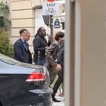 뷔 지금 파리에서 <b>셀린느</b> 헤드 디렉터랑 같이 어디 가고있나봄