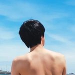 근데 진은 <b>등짝</b>을 보여주는거임 아님