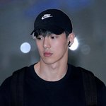 이사진 왤캐 <b>이질적</b>이지