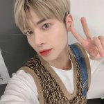 사진 찍을 <b>때</b> <b>눈</b> 크기 줄인다는 아이돌