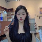 [댓글부탁해] 예쁘장 찐따 <b>vs</b> 못생평범 인싸 이건 어떰?