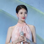 몰랐는데 수지 어깨 <b>은근</b> 예쁘다