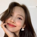 <b>블러셔</b>가 돋보이는 메이크업