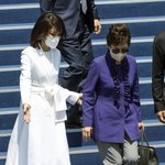 김건희 여사, 文내외에 폴더인사…朴 퇴장땐 밀착 <b>배웅</b>