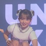 무대에서 <b>돌발</b>행동하는 아이브 레이