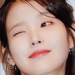 아이유 콧구멍 안에 <b>흰색</b> 저거 코딱지임?