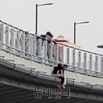 다리 난간에 매달린 10대 여학생 2명 투신 <b>소동</b>