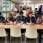 음방 <b>매점</b>에서 밥 먹고 있을 뿐인 남돌.jpg