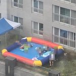 “아파트 잔디 물바다 돼”…수영장 무단 설치 ‘민폐’ <b>주민</b>