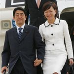 <b>부인</b> 아키에 여사 대면 7분 만에…아베 전 <b>총리</b> 숨 거뒀다