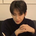 한동안 유행하던 남돌 한 손가락 매니큐어 기억남?