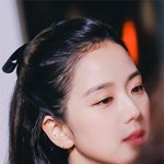 정성스레 빚어놓은 듯한 <b>여</b><b>돌</b> 얼굴