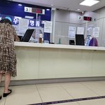 은행직원은 앉아서 일하고 고객은 <b>서서</b>일하네요