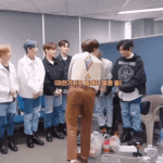 [몬스타엑스] <b>민혁</b>이 엄청 불편해보인다..ㅋㅋ