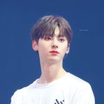 립밤이 필요없는 <b>촉촉</b>한 입술의 남돌