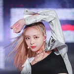 어딜가나 주목 받는 퀸카 <b>재질</b> 여돌