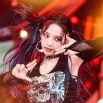 카리나는 눈 아래에 섀도우를 꼭 <b>칠</b>해야겠다