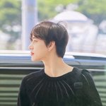 [NCT칠프] 덮은 생머리에 얇은 검정 니트