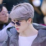 <b>무대</b>밑에선 애교 터지는 <b>아이돌</b>
