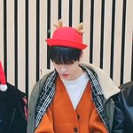 왼이 른한테 겉옷 벗어주는 <b>씨피</b>